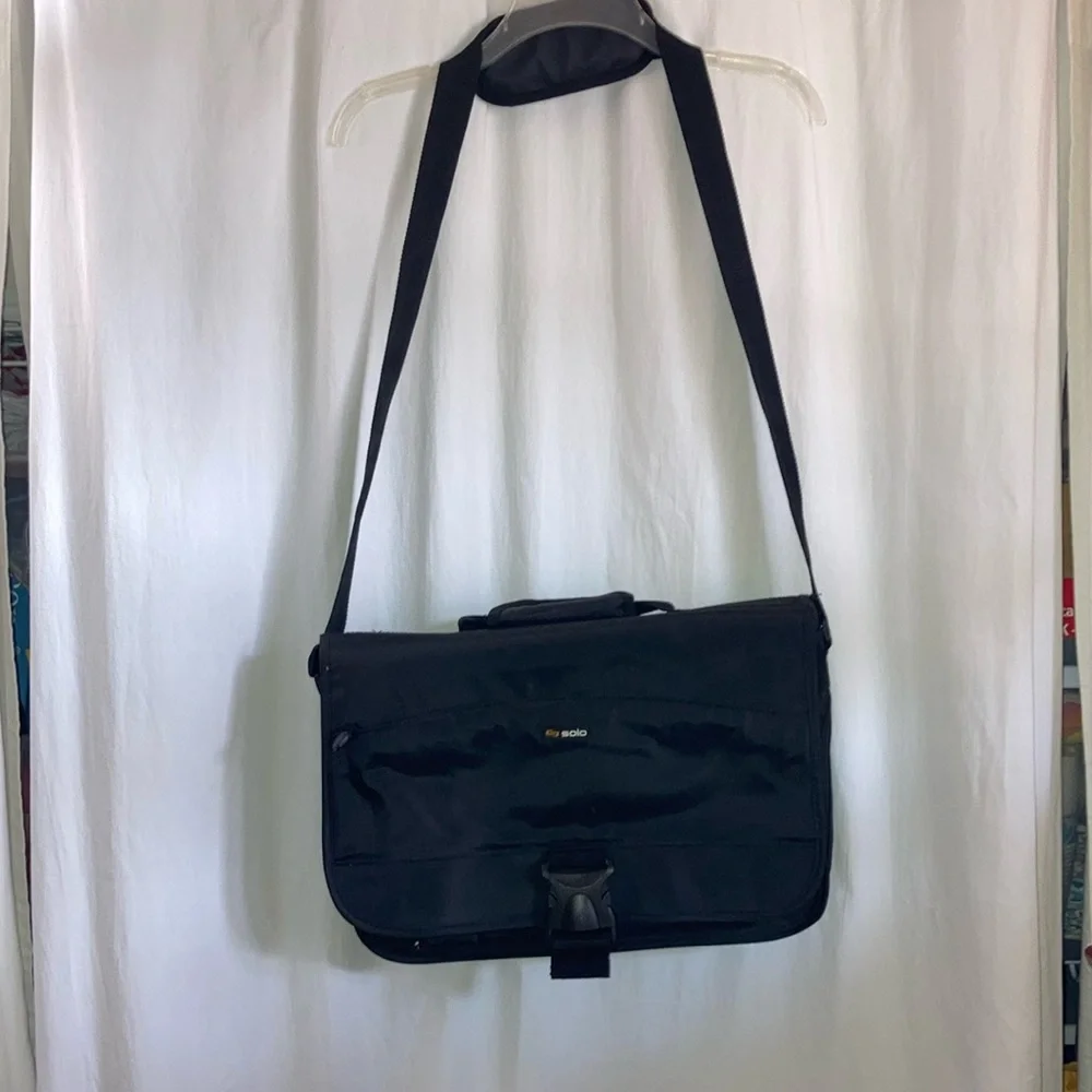 Solo black classic messenger bag